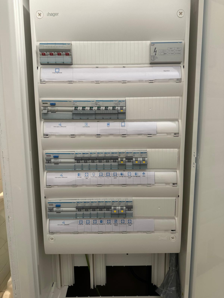 Julien Velu Technicien électricien travaillant dans un standard avec des fusibles